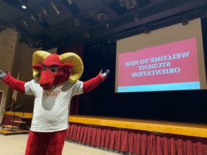 Rowdy the Ram mascot at New 学生 取向